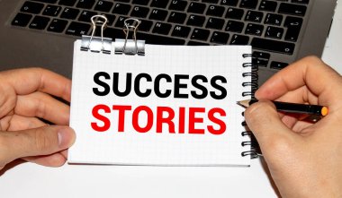 Kağıt tutan bir iş adamı. Başarı hikayeleri içeren bir kağıt.