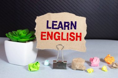 İngilizce öğren - öğretmenlerin gözlükleriyle mavi ve sarı arka planda not al.