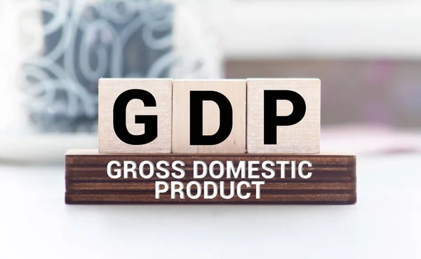 पाठ सकल घरेलू उत्पाद - वित्तीय दस्तावेज़ और चार्ट डेटा पर लकड़ी के क्यूब्स पर। आर्थिक डेटा अवधारणा . — स्टॉक फ़ोटो, इमेज