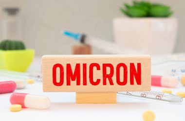 Kediri, Endonezya, 28 Kasım 2021: Virüs resimli Omicron kelimesi. Omicron, Kasım 2021 'de tanımlanan yeni bir Coronavirus covid-19 çeşididir.