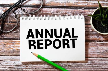 Yıllık yazılı not, ataçlar, finansal diyagramlarda mavi kalem. İş konsepti