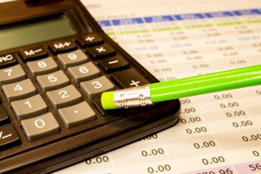 Hesap makinesini beyaz kağıt üzerine kalemle kapat.