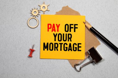 Portre üzerinde tutan bir kart ile ödeme Off Your Mortgage haber, iş kavramı resim yumuşak odak arka plan ile işadamı