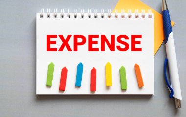 Harcamaların olduğu bir defter. Mal veya hizmet için ödeme olarak para akışı. Vergi mükelleflerinin giderlerinin tutarı. Gayrimenkul harcamaları kavramı