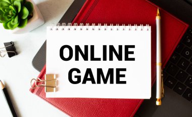 Kısa nota dokusu arka planında metin oyunu açık