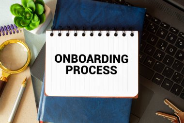 İş adamının elinde ONBOARING PROCESS mesajı ve iş konsepti olan bir kart var.