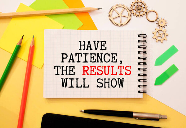 Крупный план по бизнесмену, держащему карточку с текстом HAVE PATIENCE, RESULTS WILL SHOW, изображение бизнес-концепции с мягким фоном и винтажным тоном
