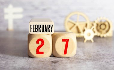 27 Şubat. 27 Şubat. Eski ahşap soyut arkaplan takvimi. Kış zamanı. Metnin için kopyalama alanı.