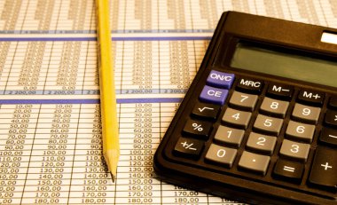 Hesap makinesi beyaz arkaplanda izole edildi, numaraları hesaplamak için aygıt