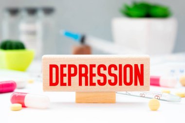 Motivasyon ve ilham verici kelime - Tahta bloklara yazılan ve ahşap bir masaya yerleştirilen depresyon.