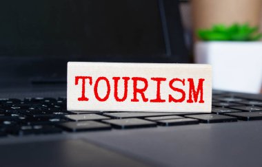 Kelime yırtık kağıt üzerinde turizm
