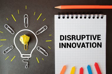 Hesap makinesi, kalem ve grafiklerin yanındaki not defterindeki metnin bozulması