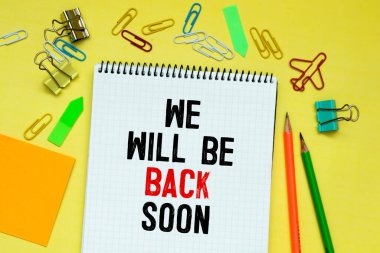 Kağıt üzerinde hesap makinesi, büyüteç ve grafik arkaplanındaki kalemle kısa sürede geri döneceğiz..