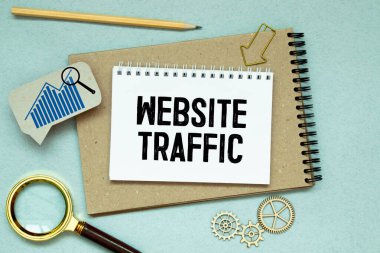 Yeşil arkaplanda izole edilmiş WEBSITE TRAFFIC metni ile yazılmış not