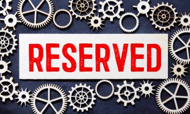 Restoran taşının üzerine yazıIı metal levha. Restoran, kafe veya ofis merkezindeki yemek masasında büyük harflerle ayrılmış tabela..