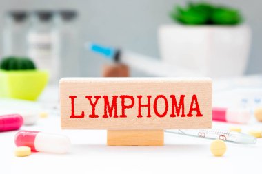 Tıp konsepti. Masanın üzerinde bir defter, bir steteskop ve üzerinde LYMPHOMA yazan bir tabela var..