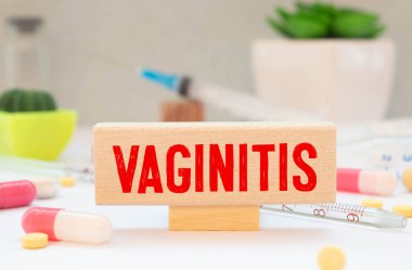 Etiket etiketine haplar ve tahta arka planda steteskop ile Vajinalar yazıldı.