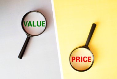 Tahta tahtadan tahterevalli ölçeği ahşap kürede boş VALUE ve PRICE dengeleme ile ahşap masa üzerinde