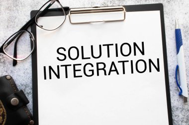 İş adamının elinde SOLUTION INTEGRATION mesajı ve iş konsepti olan bir kart var..