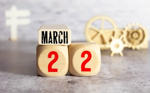 22 de marzo. Día 22 del mes, calendario en la mesa con fondo azul. Primavera, espacio vacío para texto. — Foto de Stock