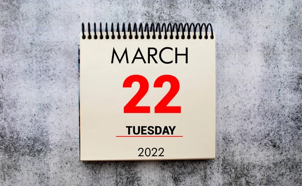 22 de marzo. 22 días del mes, fecha del calendario. Soporte para calendario de escritorio sobre fondo de madera beige. — Foto de Stock