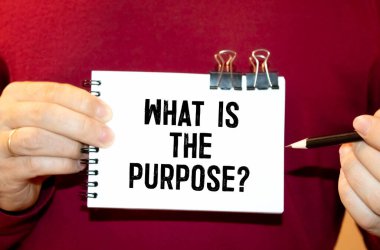 Not defteri, kalemler, kalem ve lastik bant beyaz arkaplandaki PURPOSE nedir?