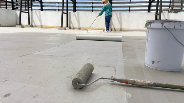 Çatıdaki su geçirmez lastik çatı veya lastik kaplama.