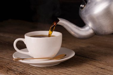 Bir fincan kahveye sade kahve koy. ahşap masa arkaplanı, üst görünüm