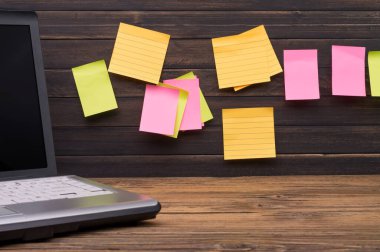 Tahtadaki sarı, yeşil, pembe hatırlatma notları, metin için boş alan.