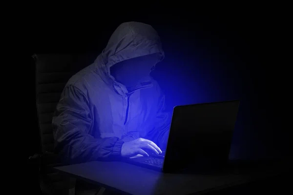 Bilgisayar korsanları internet verilerini çalmak için soyut dizüstü bilgisayar kullanıyorlar.