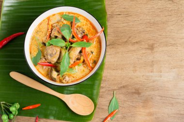 Tayland yemeği, yeşil köri ya da ahşap zeminde tavuklu kırmızı köri.