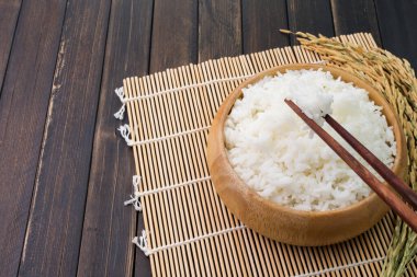 Beyaz pirinç ya da ahşap kasede yasemin pilavı yakın plan.