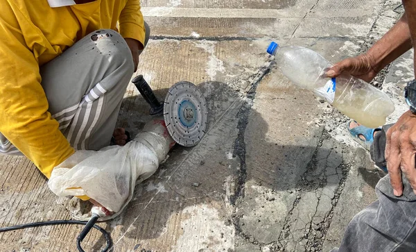 Şçiler Elektrik Kesicilerle Beton Döşeme Kestiler — Stok fotoğraf