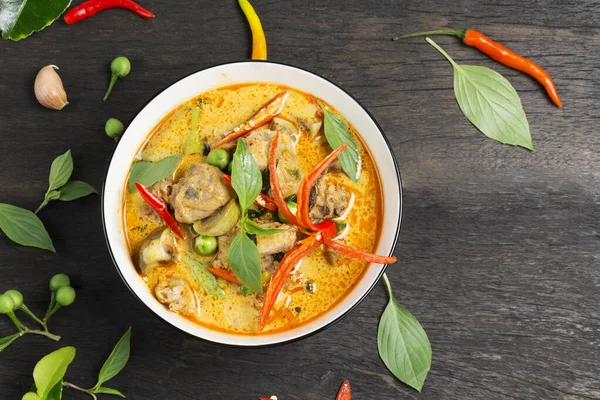 Tayland yemeği, yeşil köri ya da tavuklu kırmızı köri.