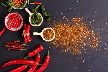 Düz yatıyordu kompozisyon koyu arka plan üzerinde toz ve ham chili biber ile. Metin için yer