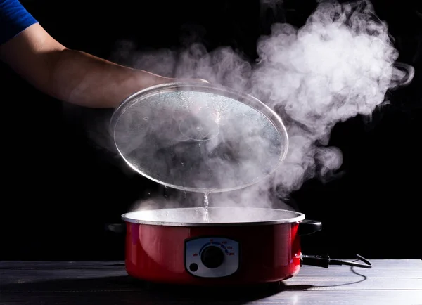 Mão Chef Abre Tampa Panela Sopa Quente Com Fumaça Fundo — Fotografia de Stock