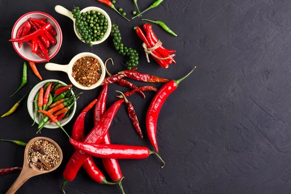 Pimenta Caiena Pimentão Vermelho Fresco Pimentas Com Especiarias Uma Mesa — Fotografia de Stock