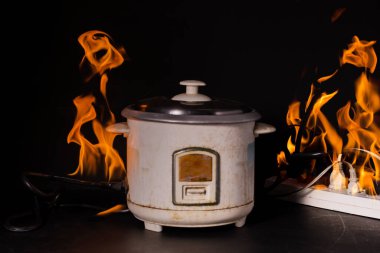 Elektrikli kısa devre, bir elektrik prizi ya da elektronik cihaz alev alır. Elektrik kabı ile kaynamaktan korunmak için fişe düşük bir fiş ya da kablo kullanılıyor.