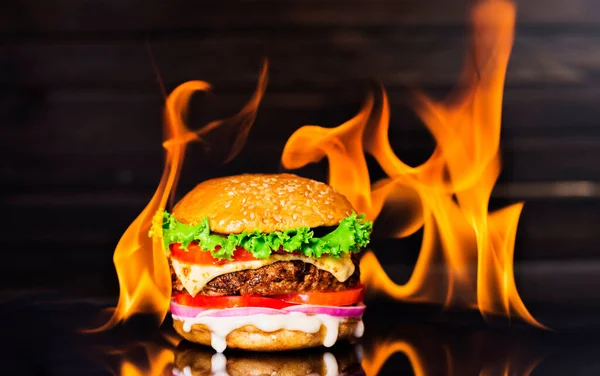 Delicioso Hambúrguer Com Chama Fundo Escuro — Fotografia de Stock