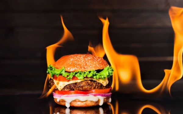 Leckerer Hamburger Mit Flamme Auf Dunklem Hintergrund — Stockfoto