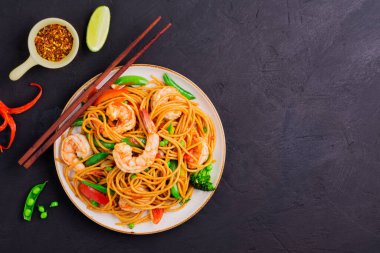 Kızarmış spagetti ya da sebzeli ramen ve karides. koyu arkaplan, üst görünüm