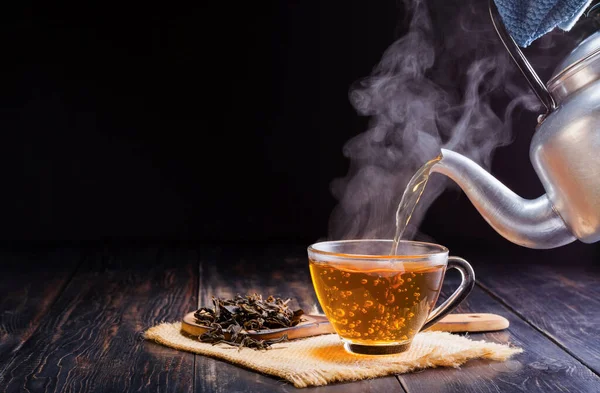 Vierta Una Tetera Caliente Hierbas Una Taza Vidrio Una Taza — Foto de Stock