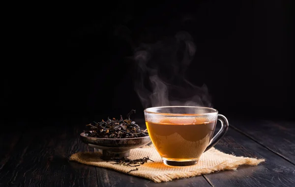 Горячая Травяная Чашка Сушеные Листья Чая Керамической Чашке Размещены Черном — стоковое фото
