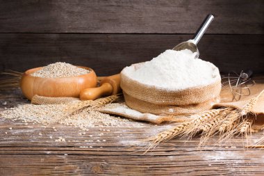 Organik Doğal Kepçe unu Torbalarda ve buğday tohumları Eski ahşap zeminde buğday kulakları