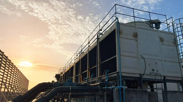 Çatıya büyük bir binaya soğutma kulesi yerleştirildi - görüntü