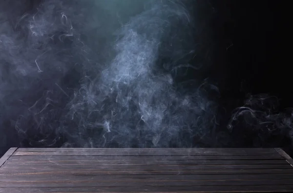Piso Mesa Madeira Com Nevoeiro Branco Fumaça Sobre Fundo Preto — Fotografia de Stock