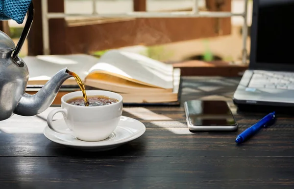 Una Taza Café Blanco Coloca Escritorio Oficina Casa Con Ordenador — Foto de Stock