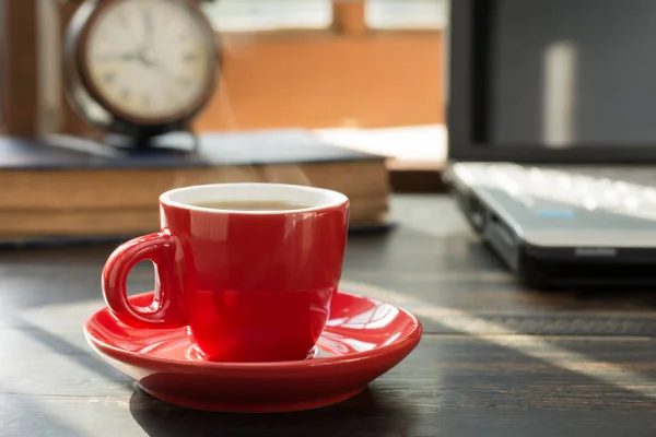 Una Taza Café Rojo Coloca Escritorio Oficina Casa Con Ordenador — Foto de Stock