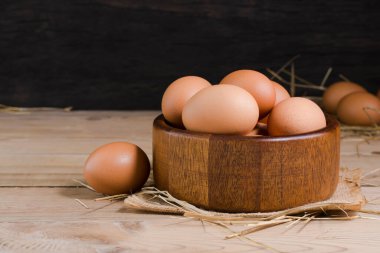 Çiftlikten taze organik tavuk yumurtaları, ahşap bir masada..