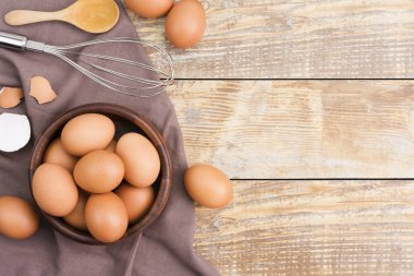 Tahta bir kasedeki tavuk yumurtaları. Çiftlik taze organik yumurtalar. Köy tahtası üzerine bırakılmış.